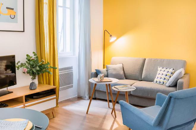 小户型客厅“显大”设计有沙发和茶几要怎么布置