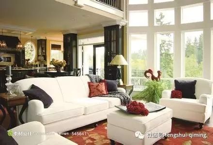 哭笑不得
:客厅沙发摆放位置对家居风水的影响
