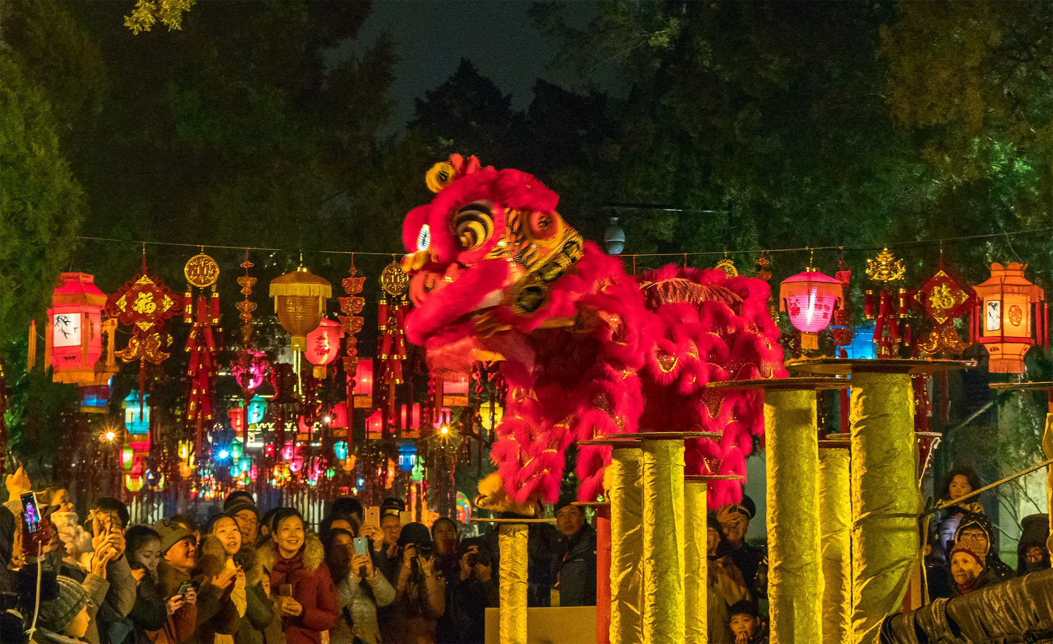 巧妙绝伦
:粤夜粤美，越是民俗，越是世俗！ 佛山古镇民俗夜游今晚继续向您承诺！