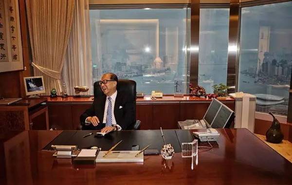 首富、王健林、李嘉诚、马云……商界大亨的办公室是什么样子的？