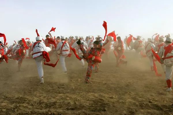 惊叹不已
:元宵佳节丨陕西民俗挥舞新春大旗，正月十五还得回归“西安年”