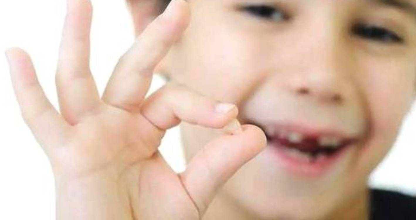 孩子牙齿被磕掉，做好这3步，掉落的牙齿还可能“长”回去