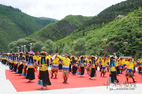 小小心得
:中国楹联文化翠峰山高峰论坛暨第三届舟曲民俗风情楹联文化节盛大开幕