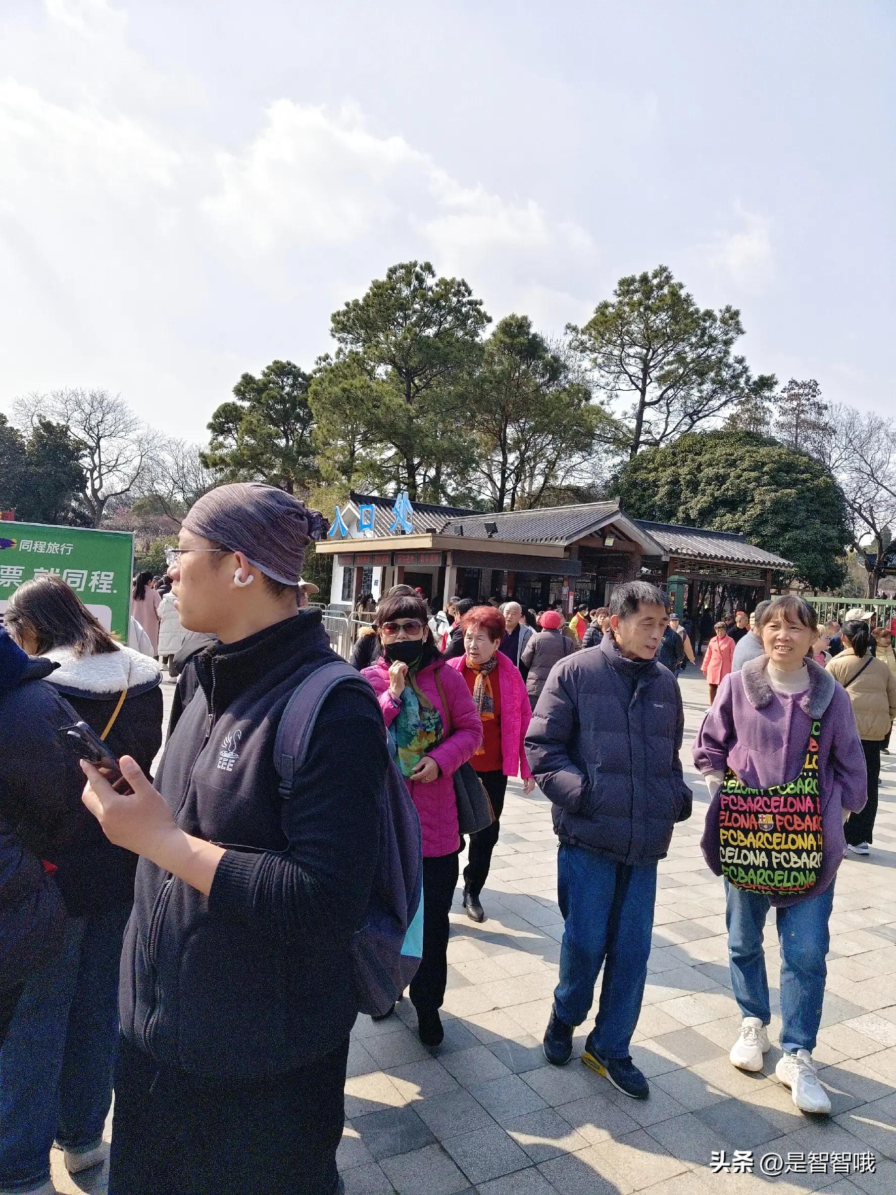 令人向往
:街头看手相的套路太深，不知道请了几个托，搞不好只为骗你一个人